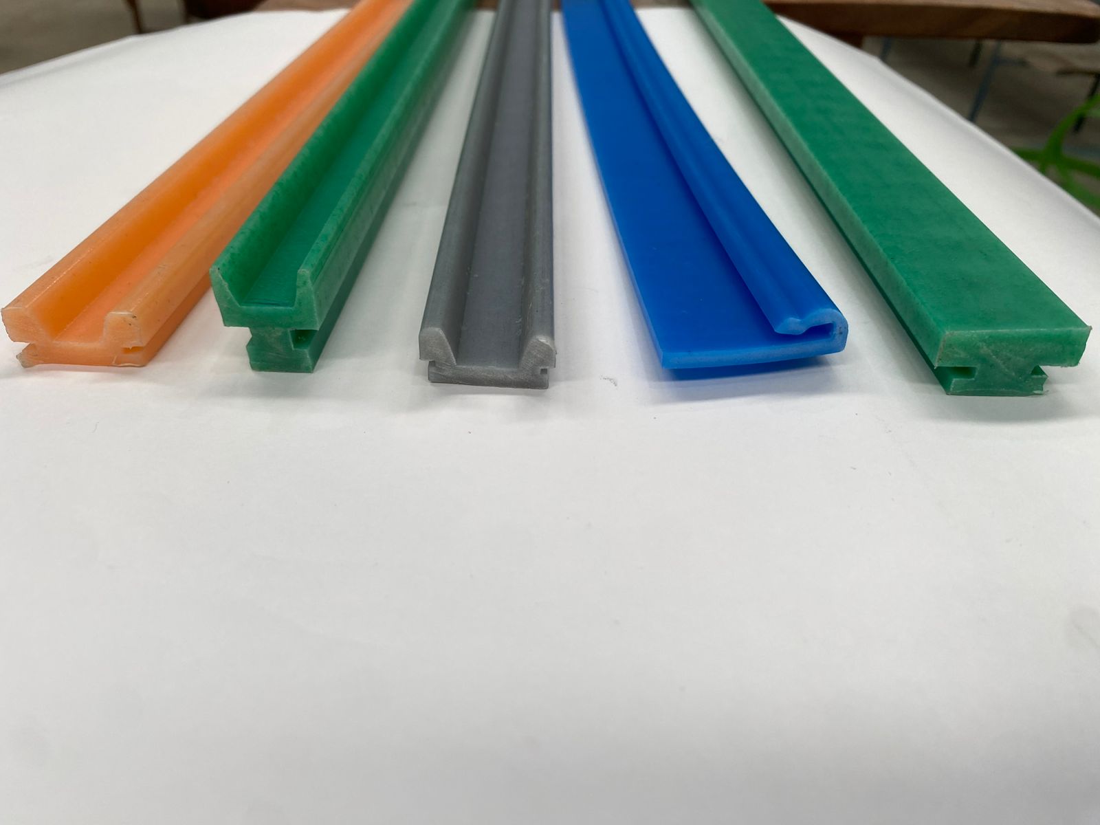 Perfis UHMW coloridos - laranja, verde, cinza, azul